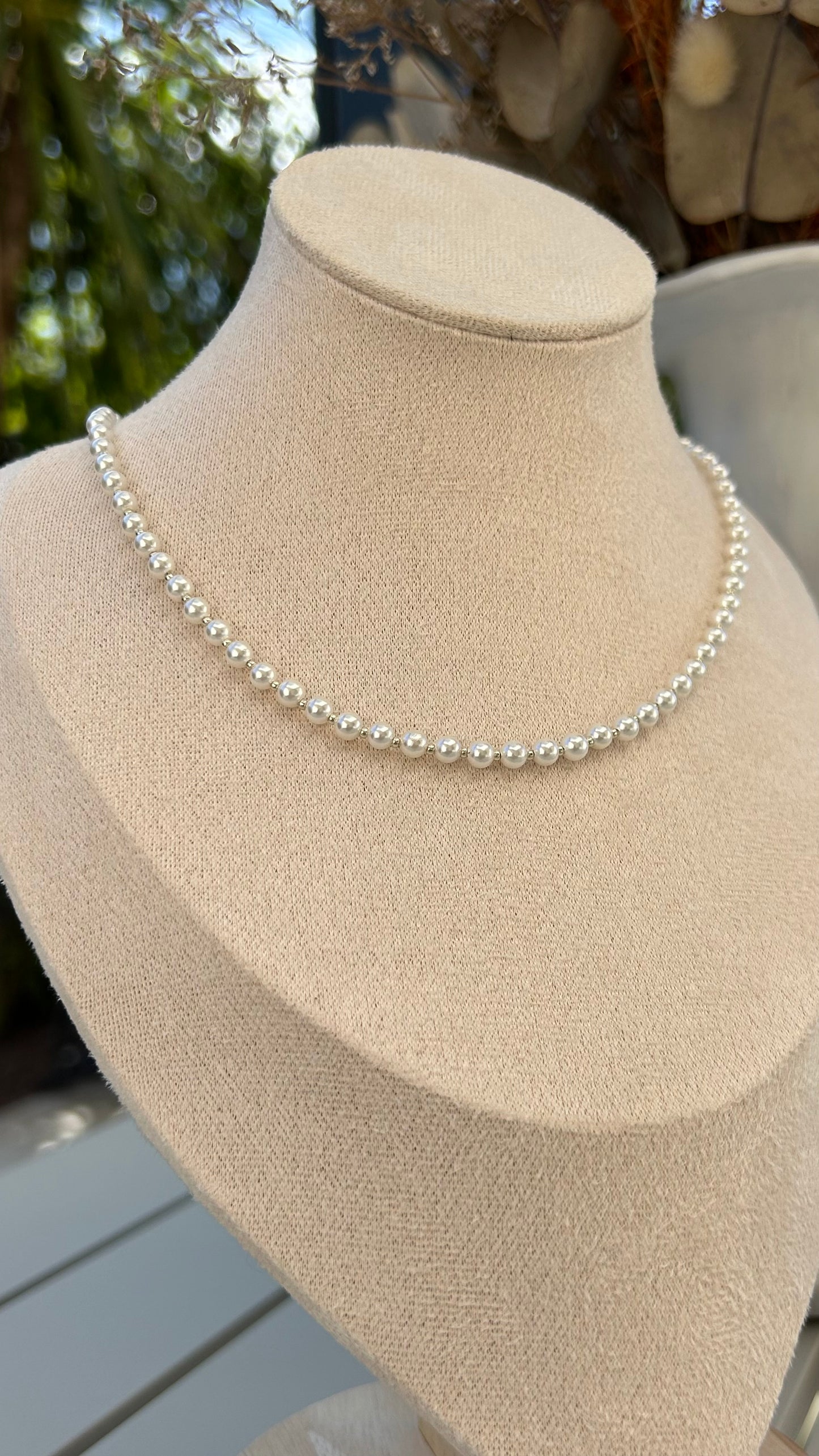 Pure Elegance: Classic Pearl Necklace